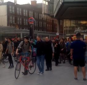 Guardian: Πολίτες στους δρόμους του Λονδίνου και όχι μόνο κατά του Brexit – BINTEO