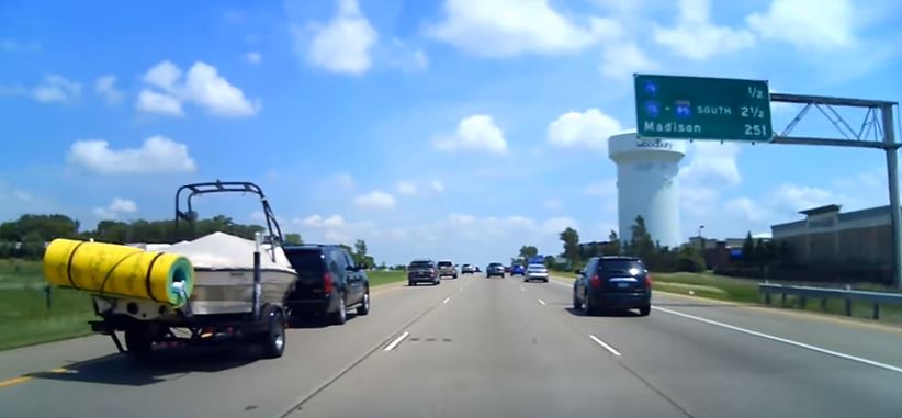 Το στρώμα παραλίγο να στοιχίσει τη ζωή ενός μοτοσυκλετιστή – ΒΙΝΤΕΟ