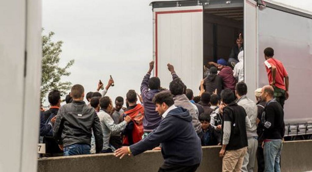 Συγκρούσεις μεταξύ μεταναστών και αστυνομικών στη “Ζούγκλα του Καλαί” – ΦΩΤΟ