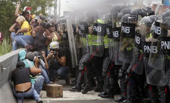Οι ταραχές απειλούν την πολιτική διευθέτηση της κρίσης στη Βενεζουέλα