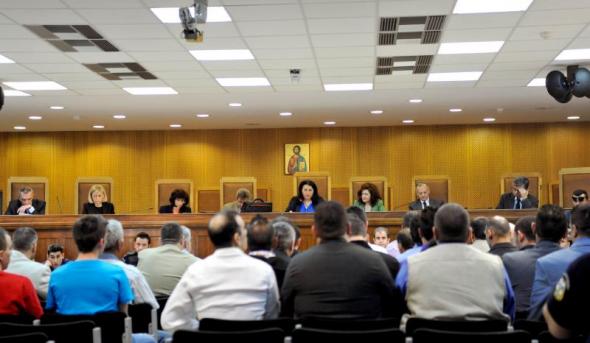 Αυτοπρόσωπη παρουσία των 18 κατηγορουμένων για τη δολοφονία του Φύσσα διέταξε το δικαστήριο