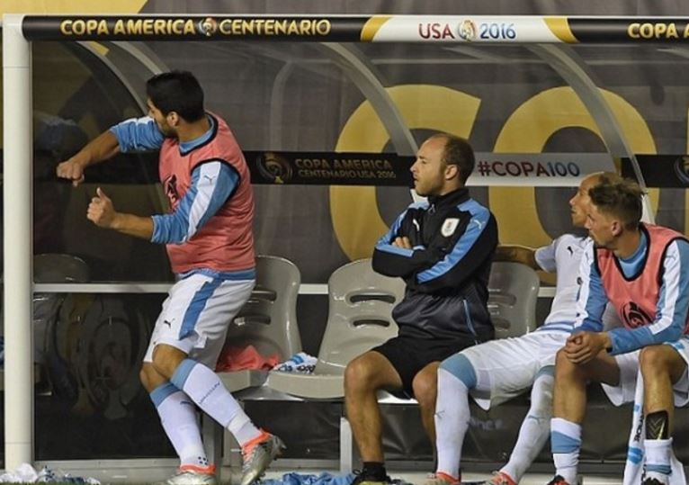 Έξαλλος ο Σουάρες – Έριχνε μπουνιές στον πάγκο – ΒΙΝΤΕΟ