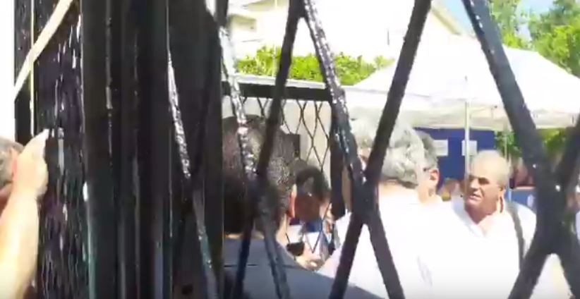 Ένταση κατά την είσοδο του προέδρου της ΓΕΝΟΠ στη γενική συνέλευση της ΔΕΗ – ΒΙΝΤΕΟ