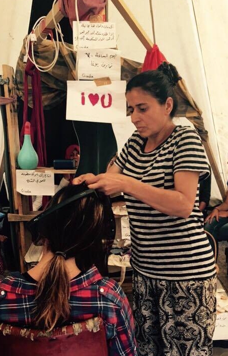 Ένα “σαλόνι ομορφιάς” για πρόσφυγες σε άτυπο καταυλισμό