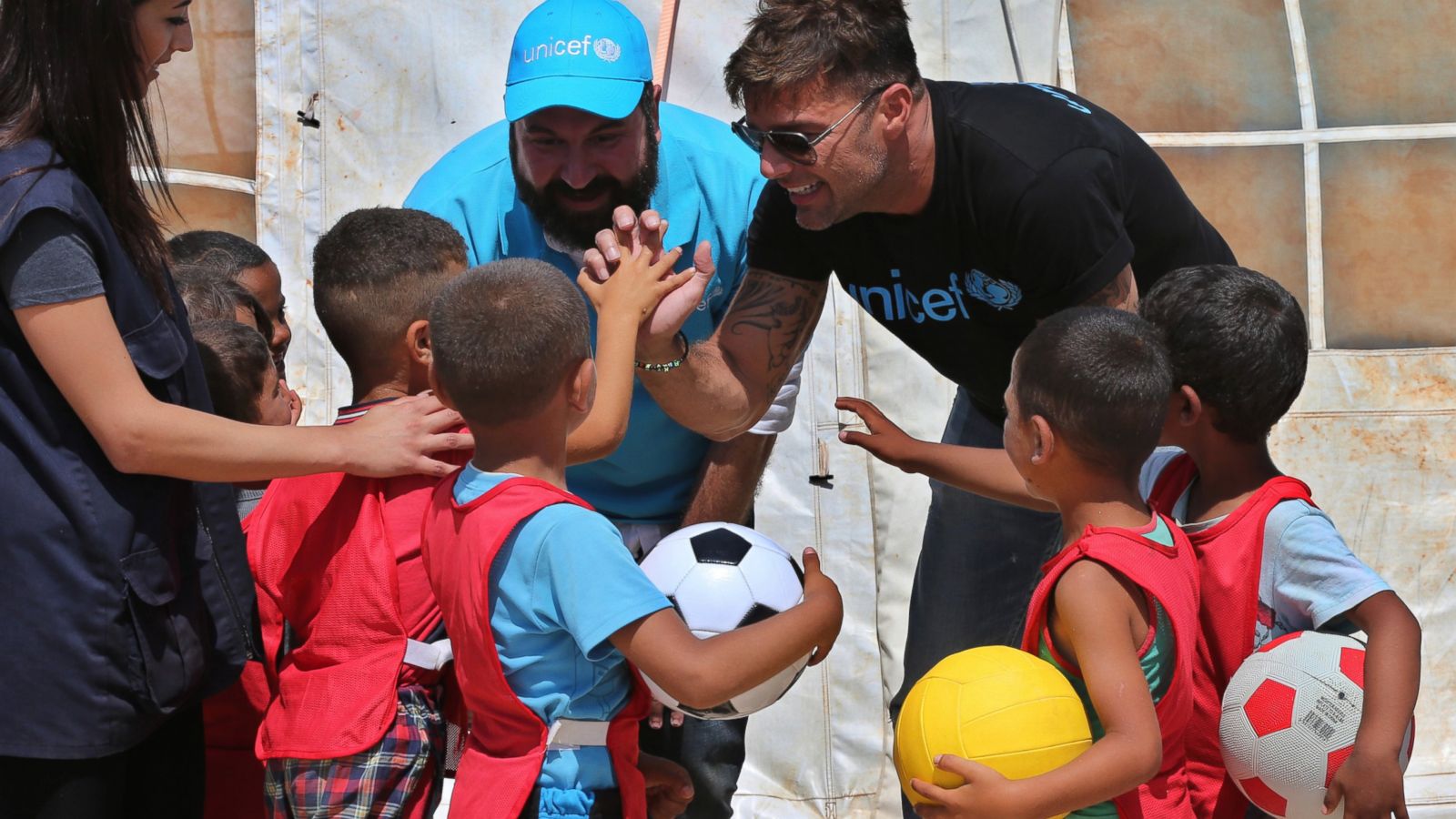 Ο Ρίκι Μάρτιν σε προσφυγικό καταυλισμό στο Λίβανο – ΦΩΤΟ – ΒΙΝΤΕΟ