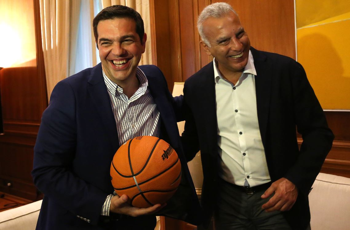 Τα κόλπα του Τσίπρα με τη μπάλα που του χάρισε ο Γκάλης – ΦΩΤΟ