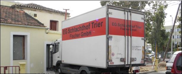 Φορτηγό γκρέμισε την είσοδο μονοκατοικίας – ΦΩΤΟ