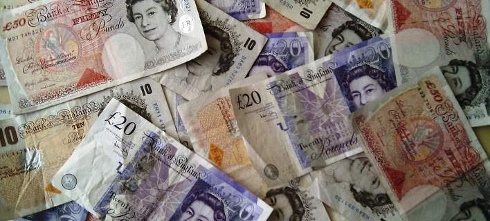 Συνεχίζει την πτώση της η στερλίνα