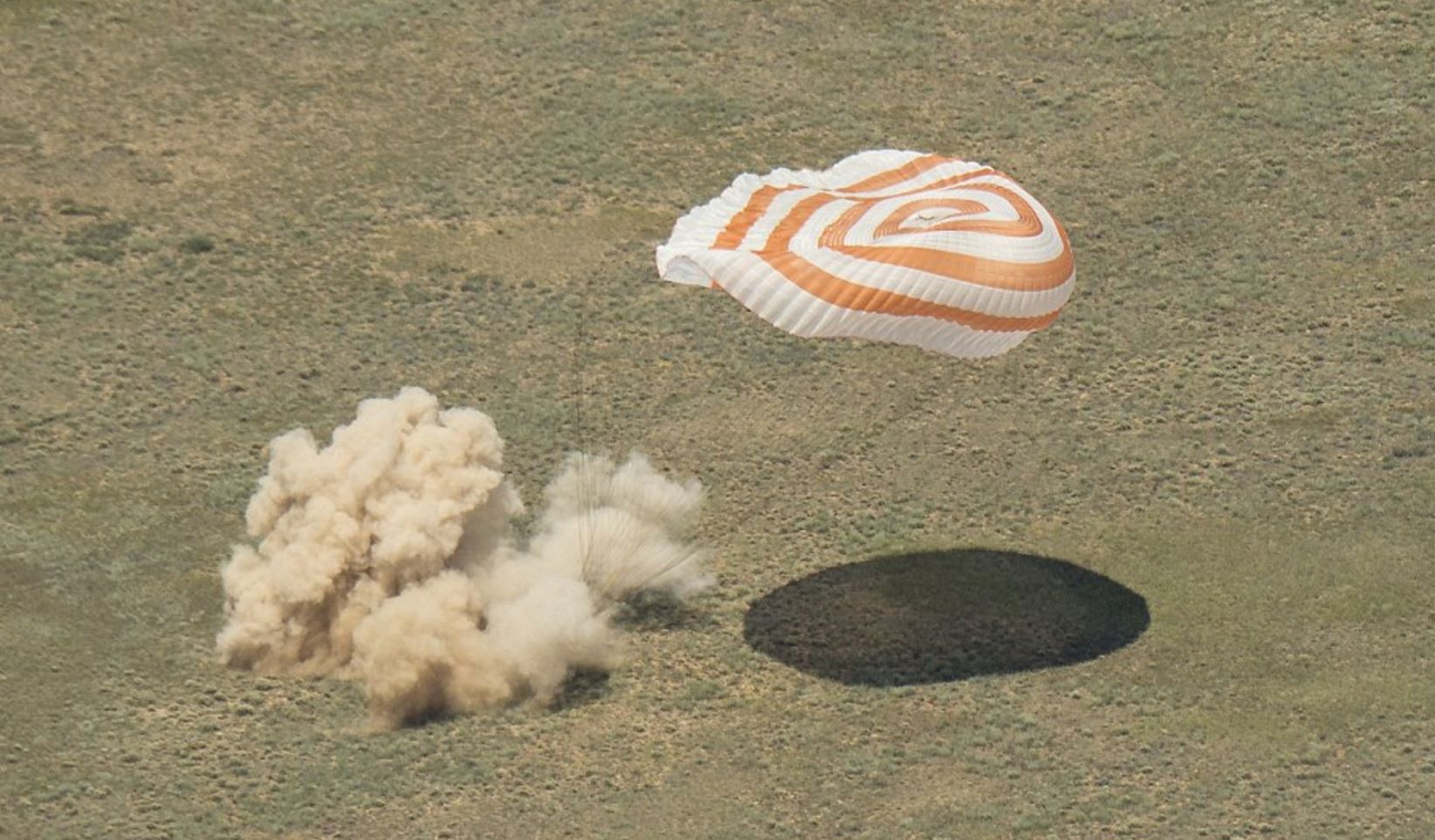 Με ασφάλεια προσεδαφίστηκαν οι τρεις αστροναύτες από τον Διεθνή Διαστημικό Σταθμό – ΦΩΤΟ