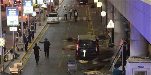 Τρεις καμικάζι αυτοκτονίας σκόρπισαν τον θάνατο στο αεροδρόμιο Ατατούρκ