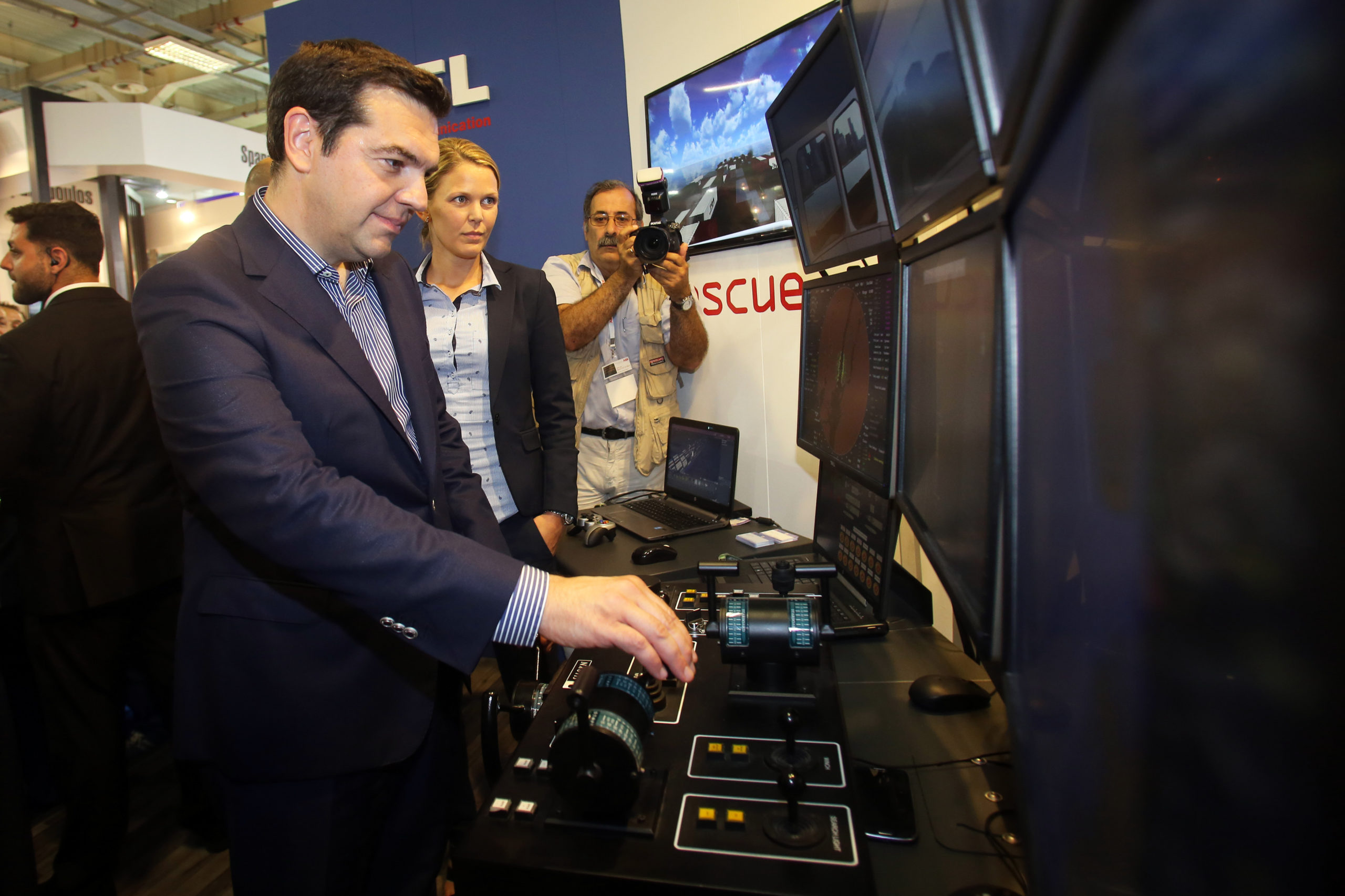 Η ξενάγηση του Τσίπρα στα περίπτερα της έκθεσης “Ποσειδώνια 2016” – ΦΩΤΟ