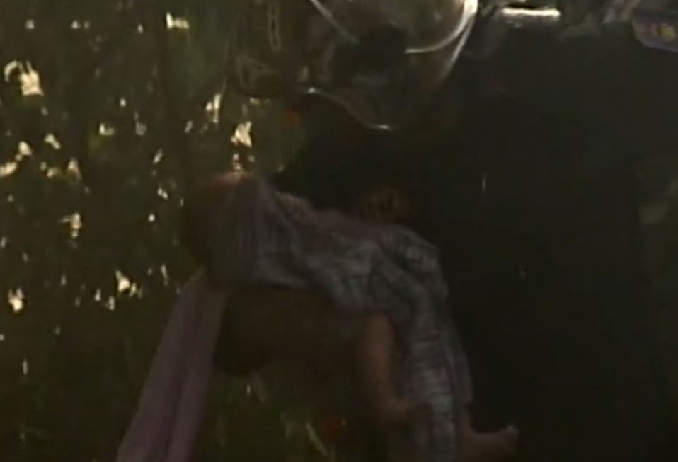 Τι λέει ο πυροσβέστης που έσωσε βρέφος από βέβαιο θάνατο στον Πειραιά – ΒΙΝΤΕΟ