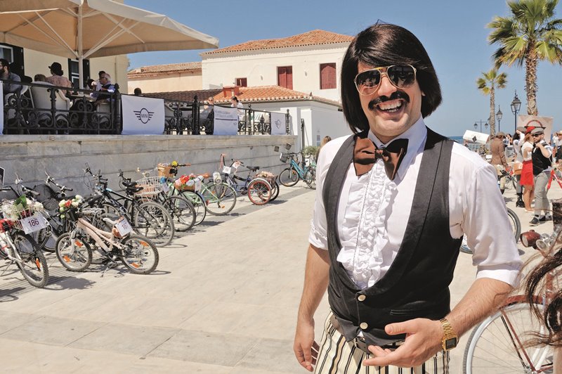 Ο Τόνι Σφήνος παντρεύτηκε στις Σπέτσες – ΒΙΝΤΕΟ