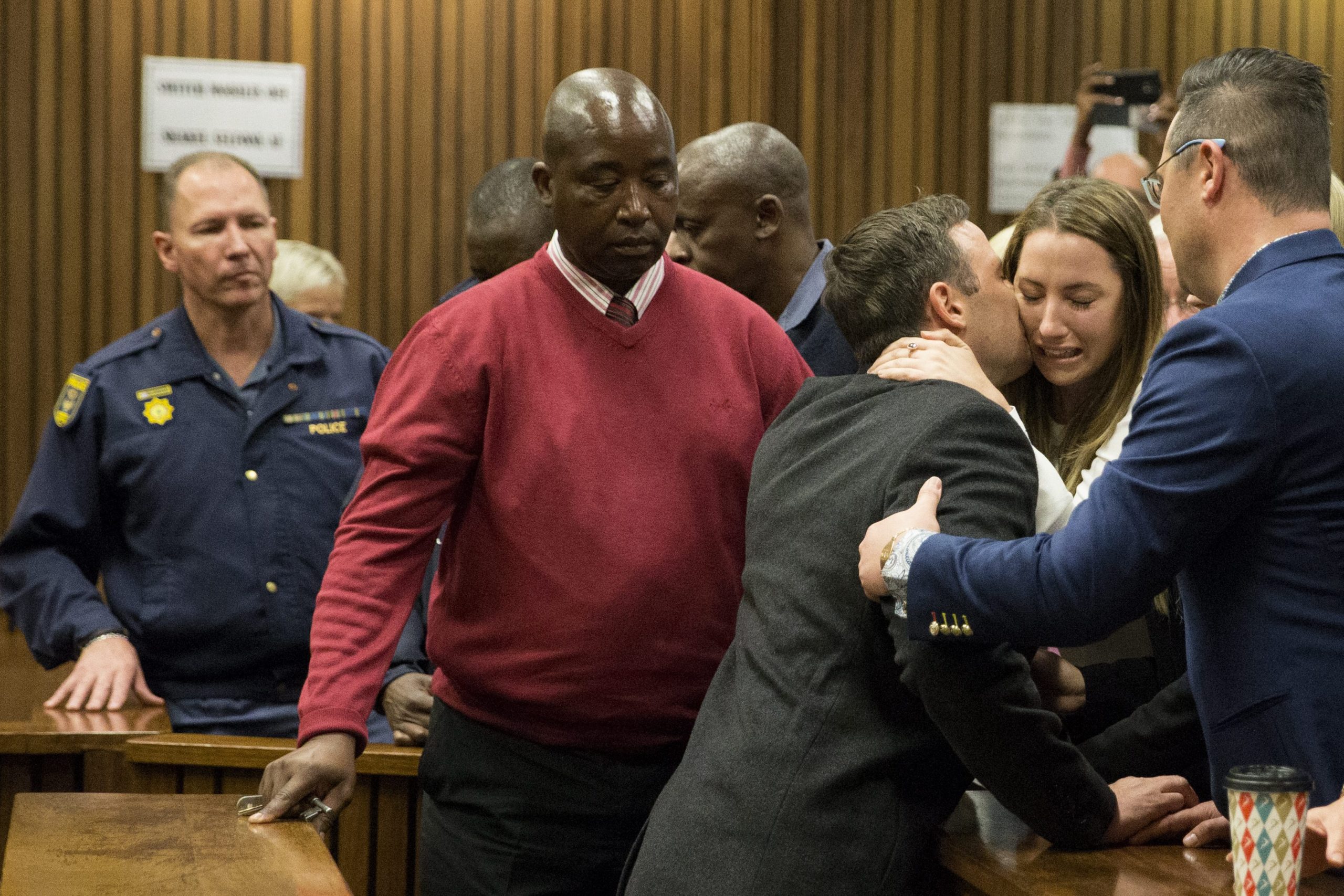 «Χαμένος» ο Πιστόριους στο άκουσμα της ποινής – ΦΩΤΟ