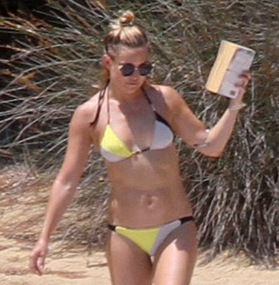 Η Κέιτ Χάντσον ποζάρει δίπλα στην ελληνική σημαία – ΦΩΤΟ