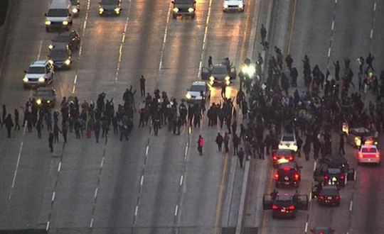 Φαρσέρ περιγράφει μια διαδήλωση σαν κυνήγι Pokemon