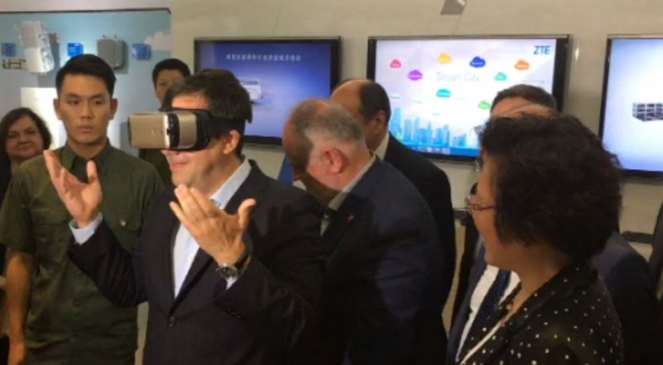 Ο Τσίπρας φόρεσε γυαλιά εικονικής πραγματικότητας – ΒΙΝΤΕΟ