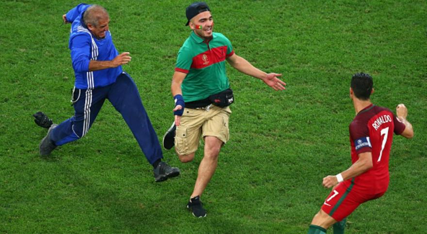 Έσπασε τον κλοιό, μπήκε στο γήπεδο και πήγε να αγκαλιάσει τον Ρονάλντο – ΒΙΝΤΕΟ