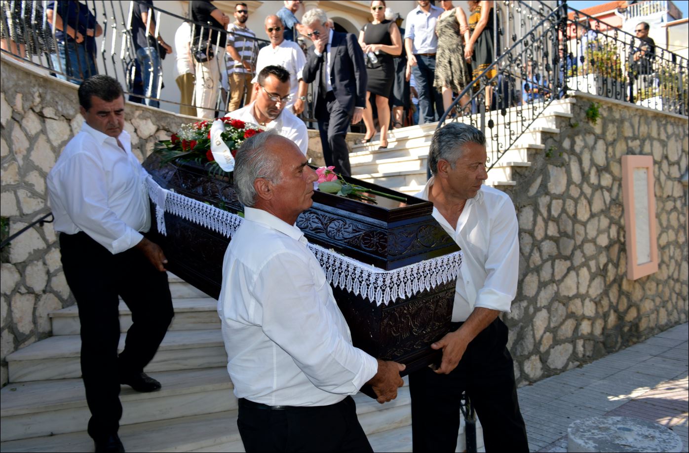 Σε κλίμα οδύνης το τελευταίο “αντίο” στον Νίκο Μεγαδούκα – ΦΩΤΟ