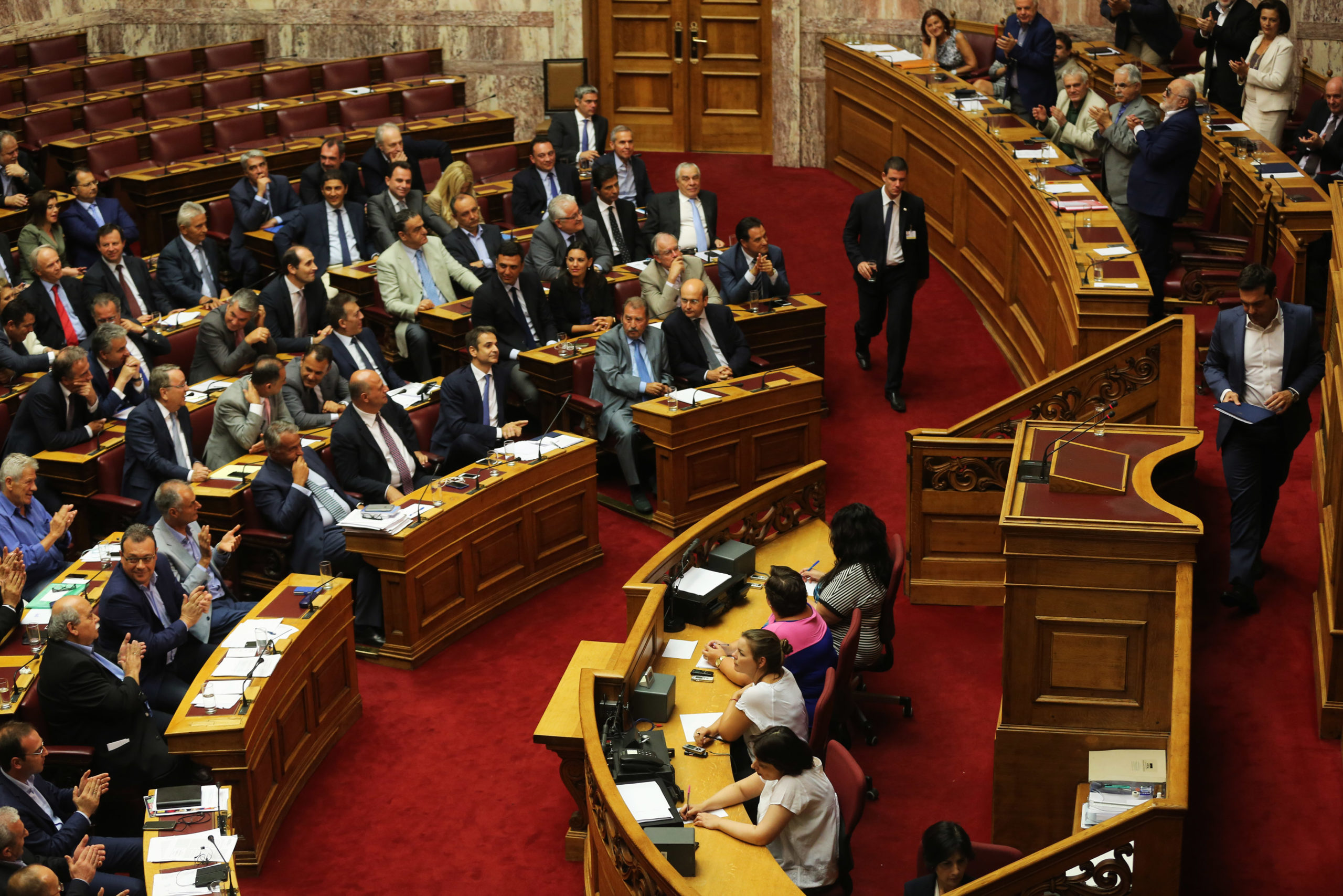 “Πέρασε” με 179 “ναι” η απλή αναλογική – Οι κόντρες και οι διαφοροποιήσεις – ΒΙΝΤΕΟ