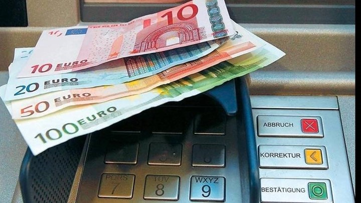 Capital controls: Πως και πότε γίνονται οι αναλήψεις των 840 ευρώ