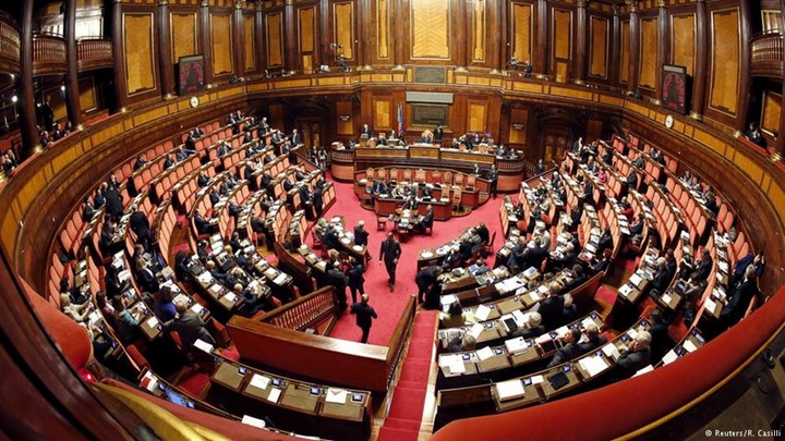 Ιταλία – Προς άρση της μονιμότητας των δημοσίων υπαλλήλων