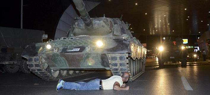 Αυτός είναι ο άνθρωπος-σύμβολο του πραξικοπήματος στην Τουρκία- ΒΙΝΤΕΟ