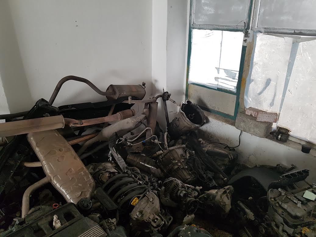 Έκλεβαν αυτοκίνητα και τα πούλαγαν ως ανταλλακτικά – ΦΩΤΟ