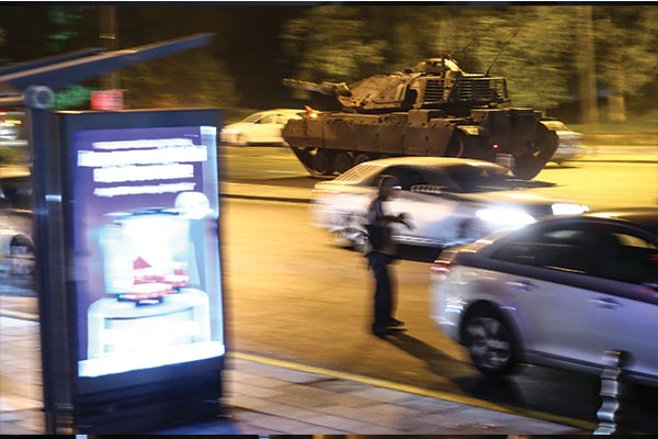 Συγκλονίζουν οι ΦΩΤΟ με πολίτες που προσπαθούν να ανακόψουν την πορεία των τανκς