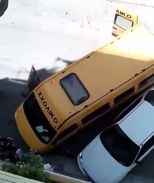 Καραμπόλα με σχολικό λεωφορείο στην Πάτρα – ΦΩΤΟ – ΒΙΝΤΕΟ