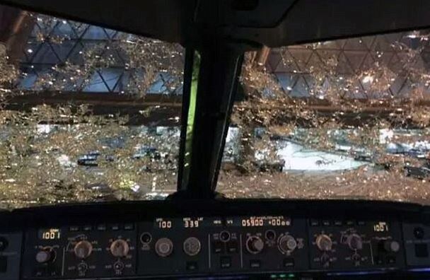 Τρόμος στον αέρα – Σοβαρές ζημιές σε αεροσκάφος που έπεσε σε χαλαζοθύελλα – ΦΩΤΟ