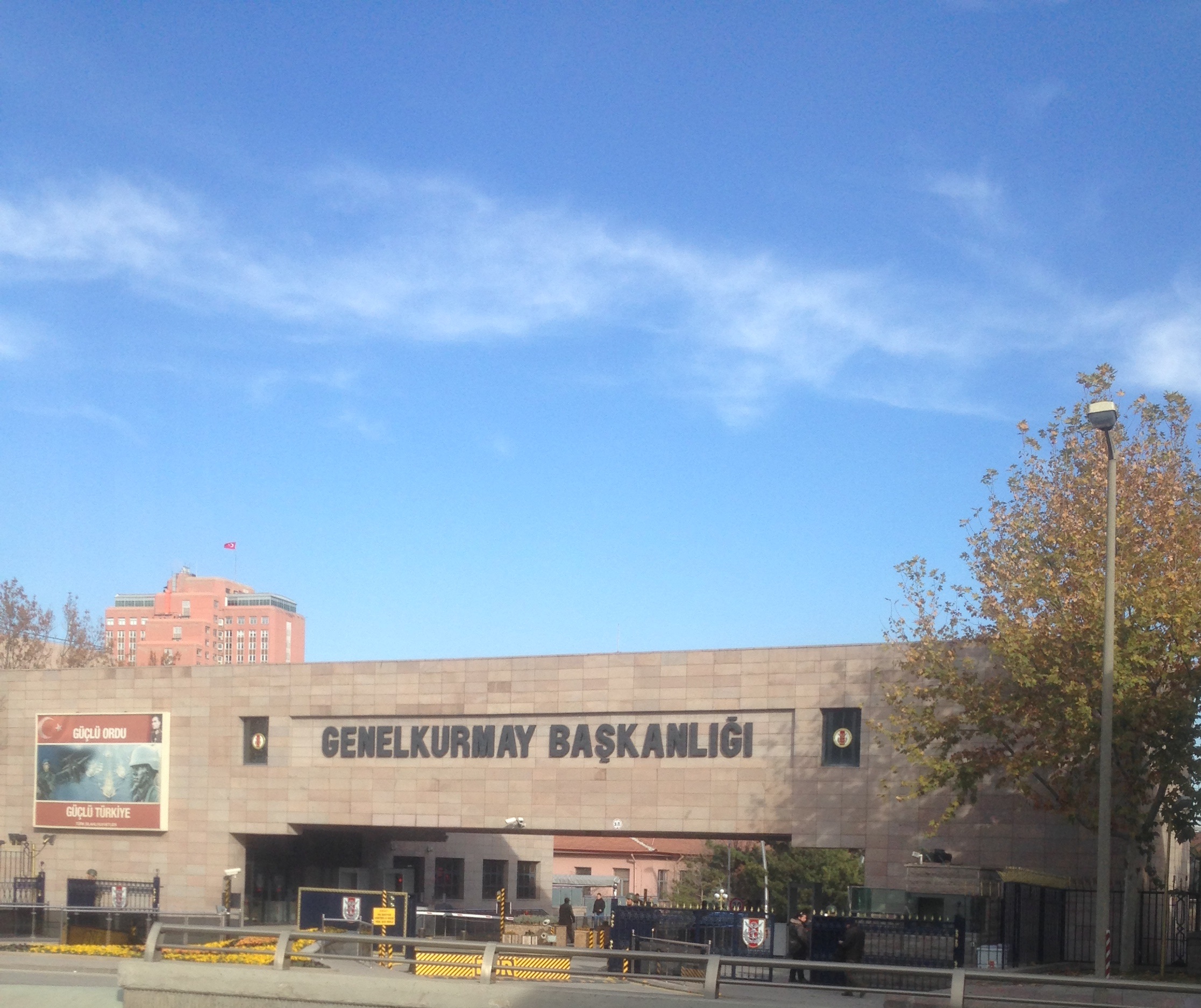 Σε εξέλιξη οι επιχειρήσεις ανακατάληψης του επιτελείου των τουρκικών ενόπλων δυνάμεων