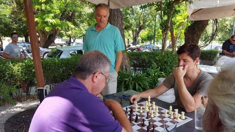 Μανιακός με το σκάκι ο Σάκης Ρουβάς – ΦΩΤΟ