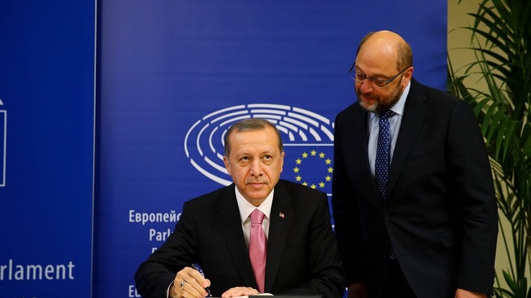 Το σαρκαστικό σχόλιο του Σουλτς για τον Eρντογάν