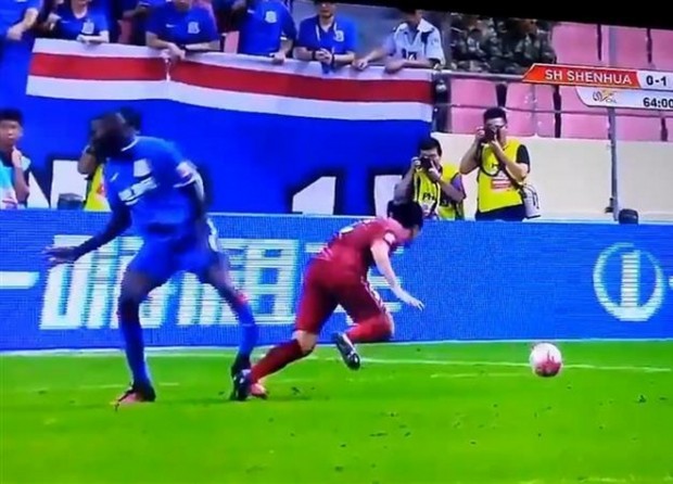 Τραυματισμός-σοκ για τον Ντεμπά Μπα – ΒΙΝΤΕΟ