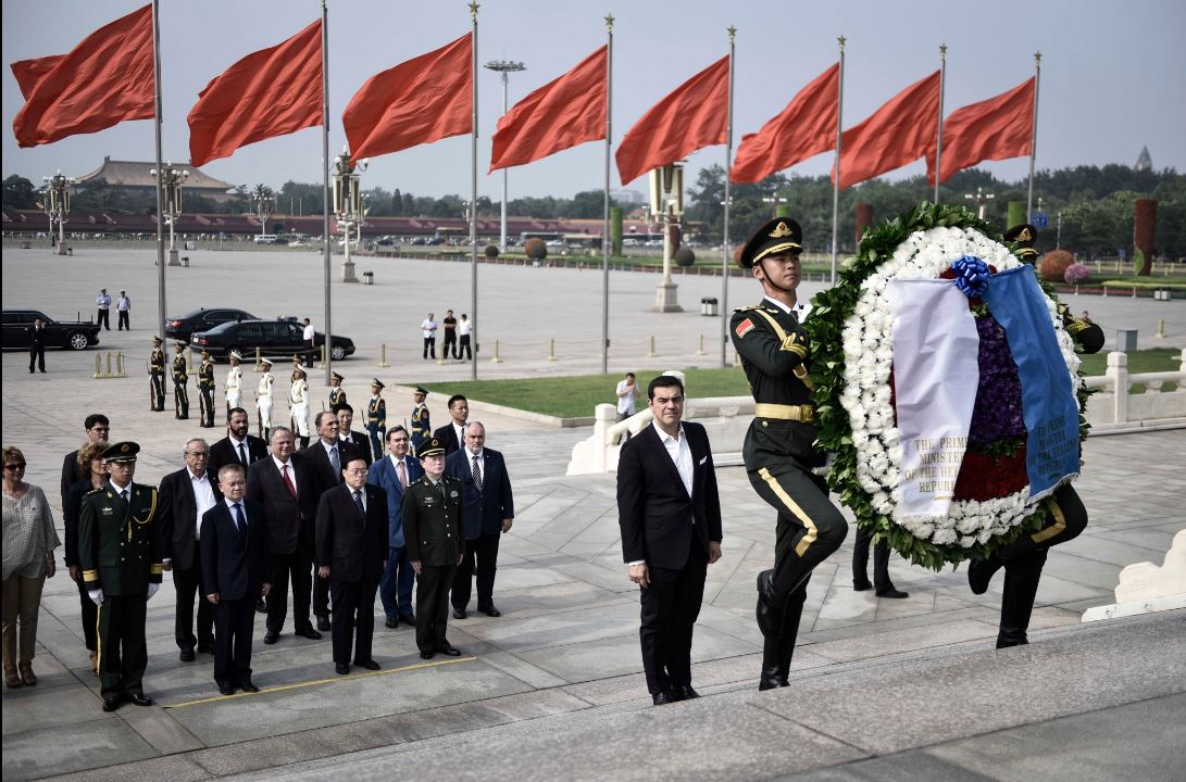 Ο Τσίπρας κατέθεσε στεφάνι στο Μνημείο των Ηρώων του Λαού – ΦΩΤΟ