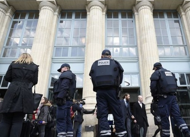 Μαχαιρώθηκε Άγγλος αστυνομικός στο Παρίσι
