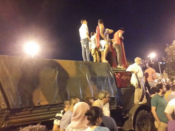 Ελικόπτερο πυροβολεί πολίτες στην Τουρκία – ΒΙΝΤΕΟ