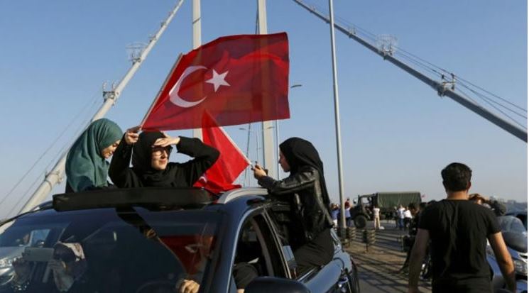 Οι Τουρκάλες βγήκαν στους δρόμους για να αντισταθούν στο πραξικόπημα – ΦΩΤΟ