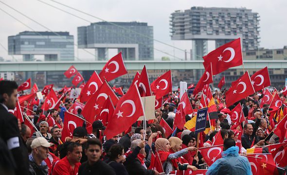 50.000 άτομα διαδηλώνουν υπέρ του Ερντογάν στην Κολωνία – ΦΩΤΟ