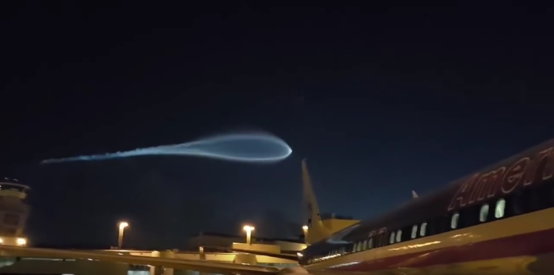 Το μυστηριώδες φωτεινό ίχνος πάνω από το διεθνές αεροδρόμιο του Αζερμπαϊτζάν – ΒΙΝΤΕΟ