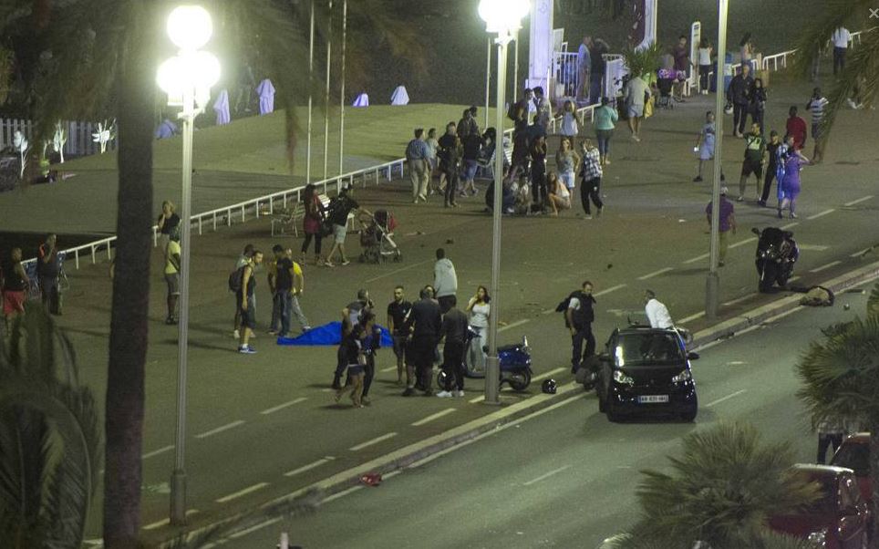 Σοκ στη Γαλλία – 80 νεκροί και εκατοντάδες τραυματίες από την επίθεση στη Νίκαια – ΦΩΤΟ – ΒΙΝΤΕΟ