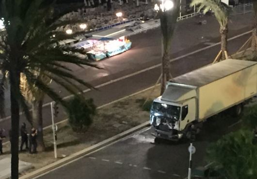 Φορτηγό σκόρπισε το θάνατο στη Γαλλία – Οι αρχές κάνουν λόγο για επίθεση – ΒΙΝΤΕΟ
