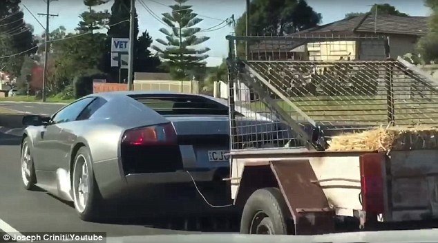 Lamborghini μεταφέρει τρέιλερ με… κατσίκες – ΒΙΝΤΕΟ