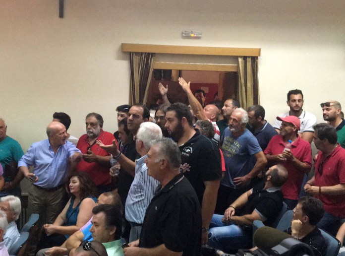 Αγρότες αποδοκίμασαν τον Αποστόλου στη Λάρισα – ΒΙΝΤΕΟ