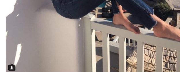 Ποζάρει τόπλες στο μπαλκόνι της στη Μύκονο