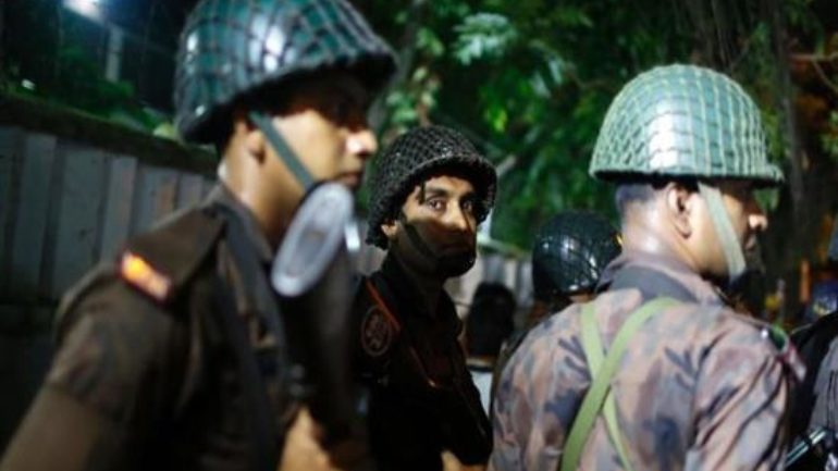 Ένας αστυνομικός νεκρός και 10 τραυματίες από επίθεση ενόπλων στο Μπανγκλαντές
