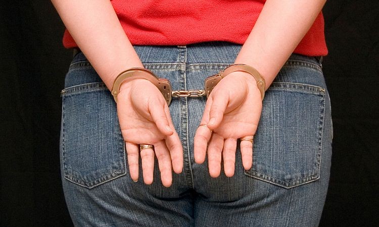 Πρωτοφανές περιστατικό στον Αλμυρό: Ντύθηκε ληστής και επιτέθηκε στην πεθερά της