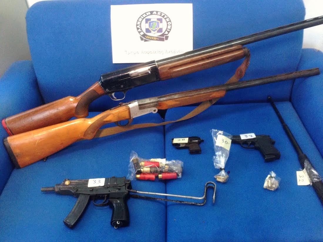 Μάνα και γιος μπούκαραν σε σπίτια – Είχαν αποθήκη οπλοστάσιο – ΦΩΤΟ