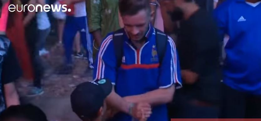 Πορτογάλος πιτσιρικάς παρηγορεί Γάλλο οπαδό που έκλαιγε – ΒΙΝΤΕΟ